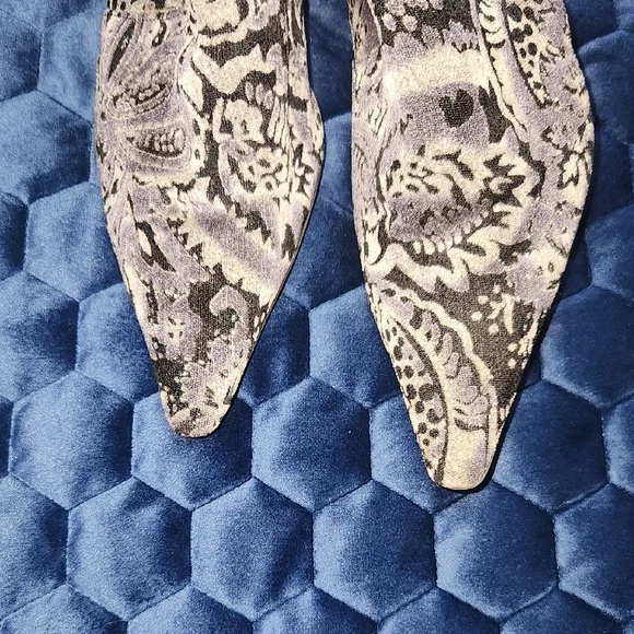 Black, Grey, And Silver Paisley Kitten Heeled Zip Up Boots Pointy Toe Size 8.5 - Picture 5 of 8